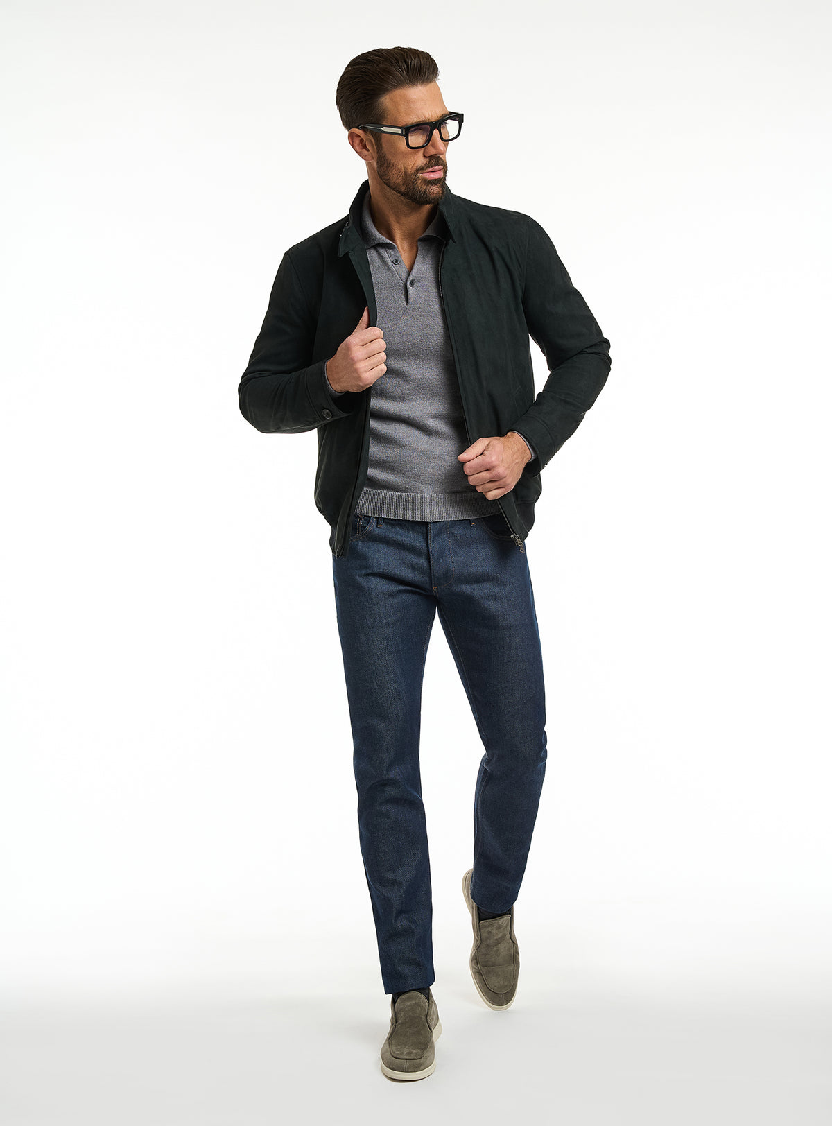 Jachetă Consiglieri verde închis cu fermoar, polo gri și jeans albaștri