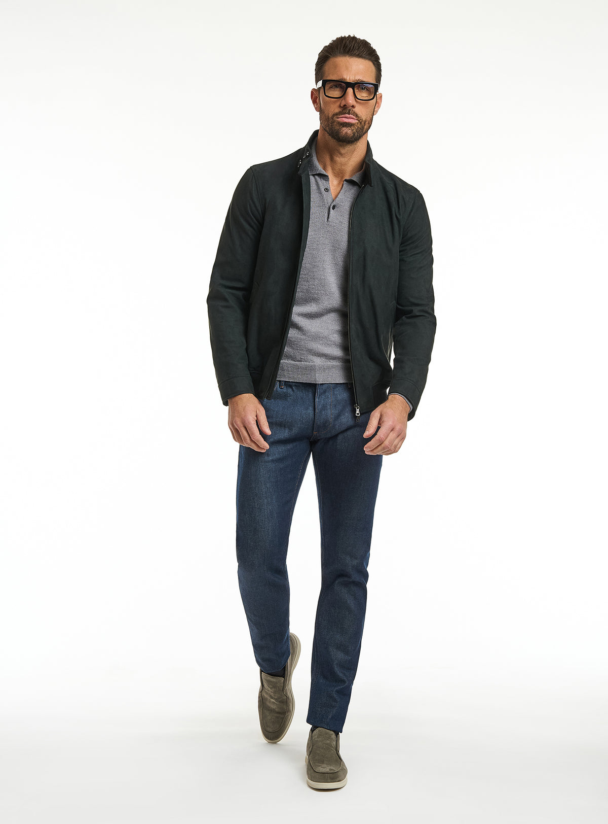 Jachetă Consiglieri verde închis cu fermoar, polo gri și jeans albaștri