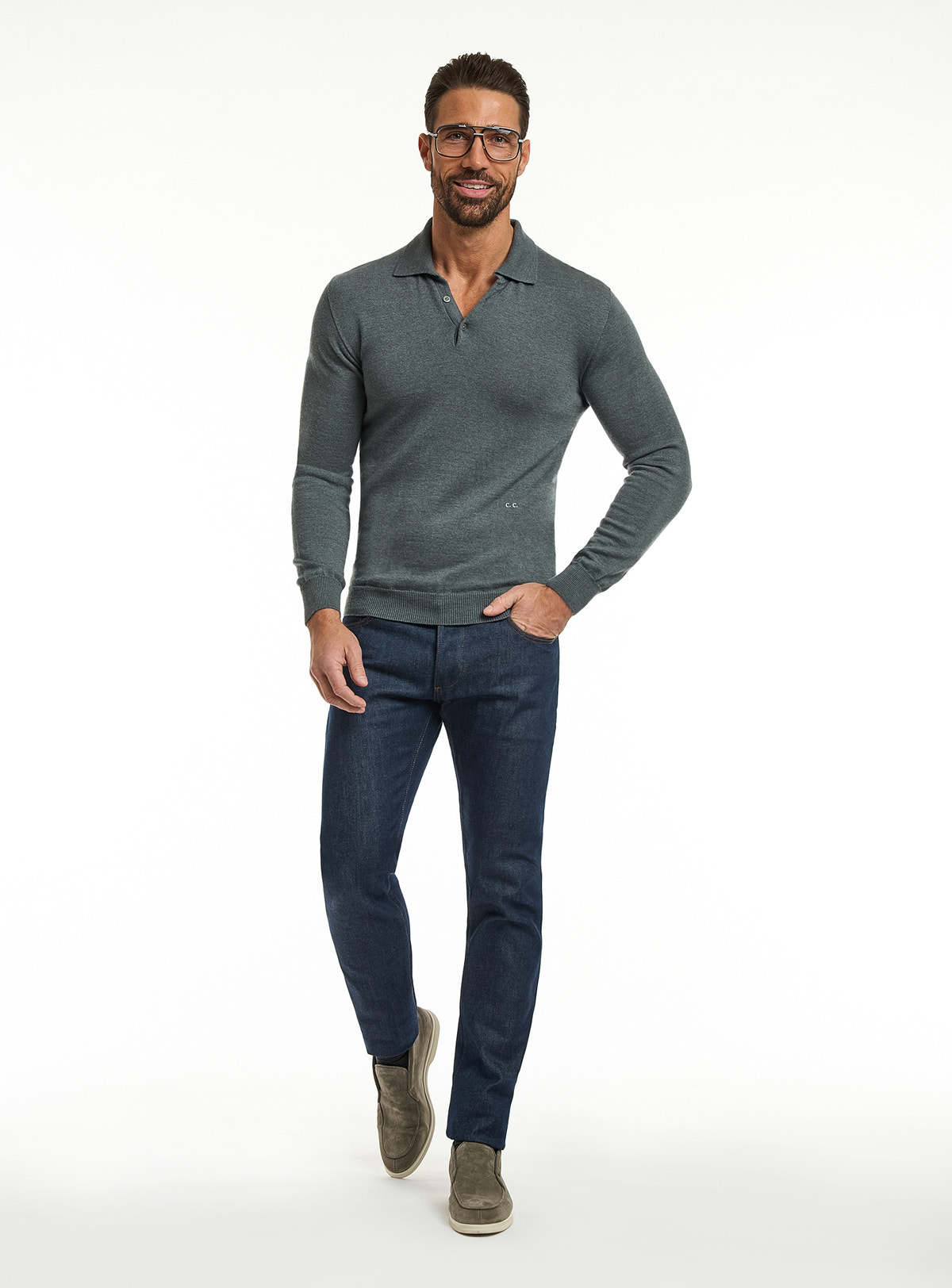 Pulover Consiglieri verde-gri cu guler polo și jeans albaștri