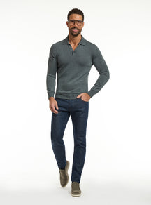 Pulover Consiglieri verde-gri cu guler polo și jeans albaștri