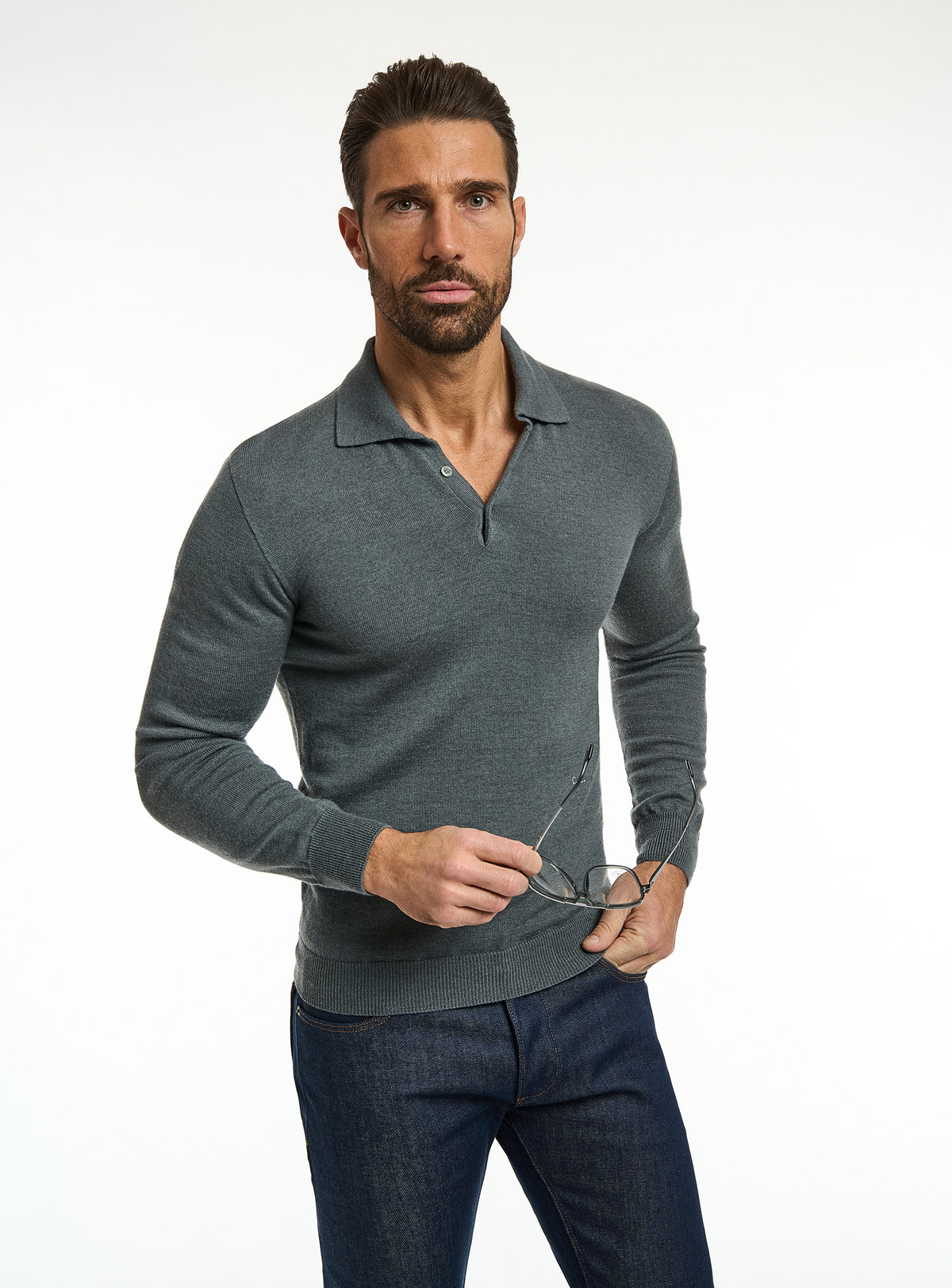 Pulover Consiglieri verde-gri cu guler polo și jeans albaștri
