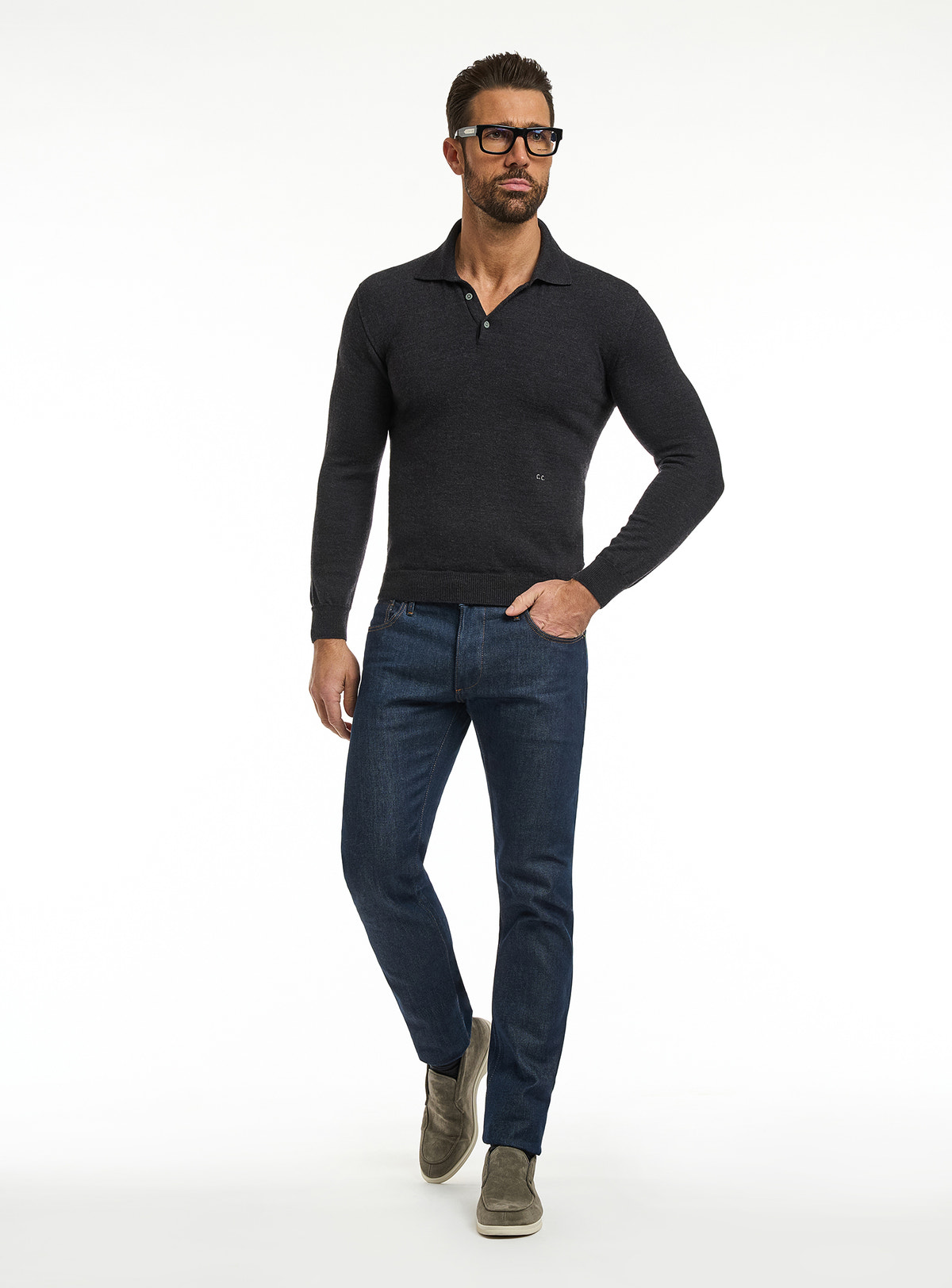 Pulover Consiglieri negru cu guler polo și jeans albaștri