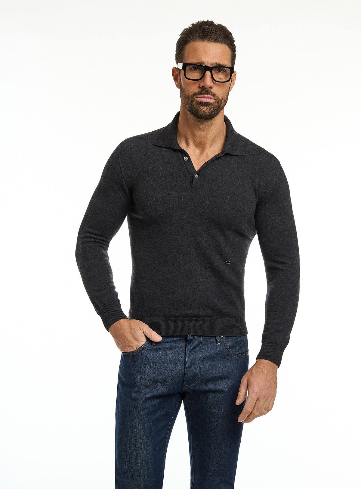 Pulover Consiglieri negru cu guler polo și jeans albaștri