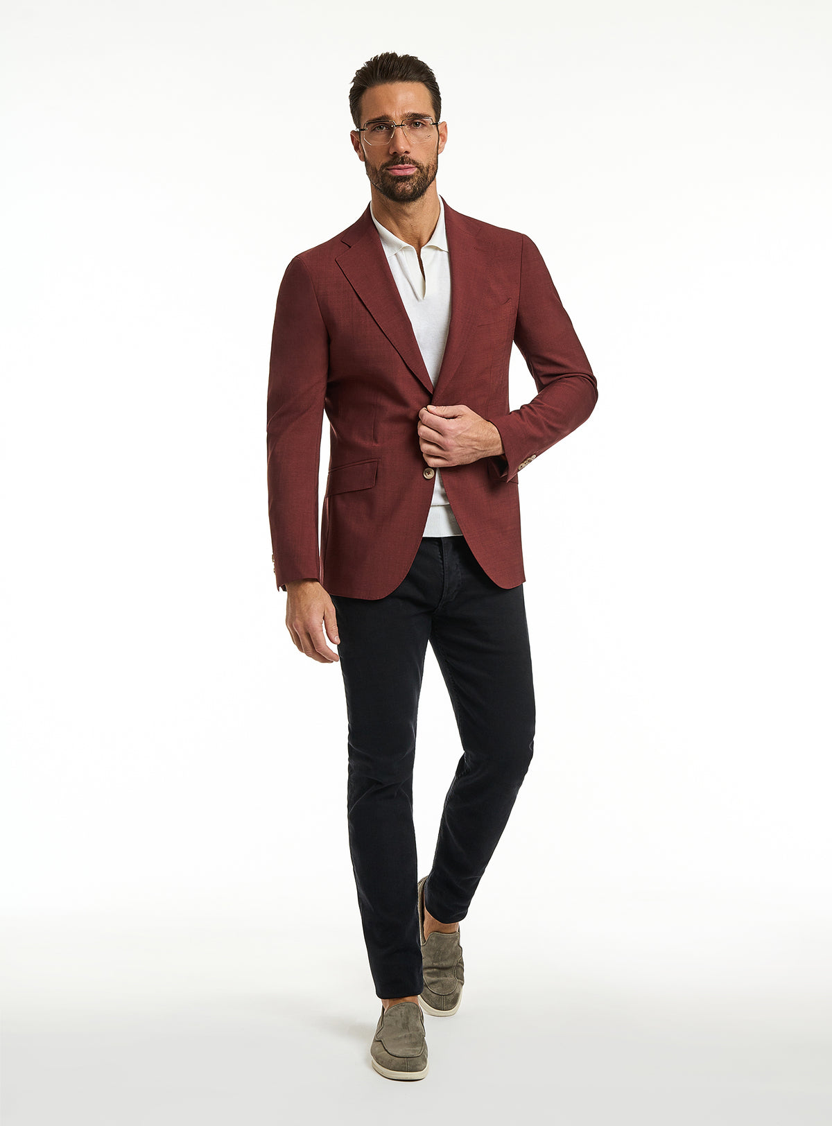 Sacou Consiglieri bordo cu cămașă albă și jeans negri