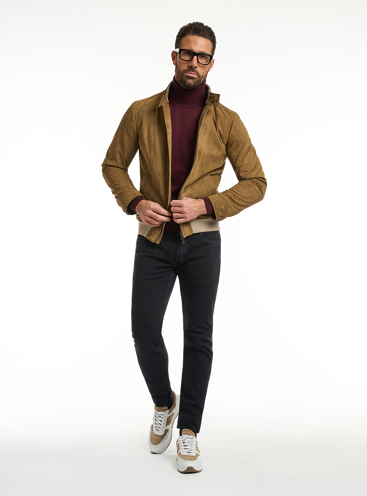 Jachetă Consiglieri cognac cu fermoar, maletă bordo și pantaloni negri