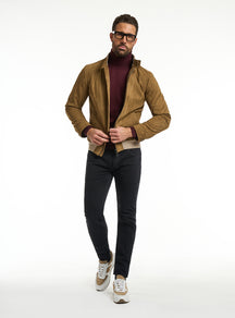 Jachetă Consiglieri cognac cu fermoar, maletă bordo și pantaloni negri
