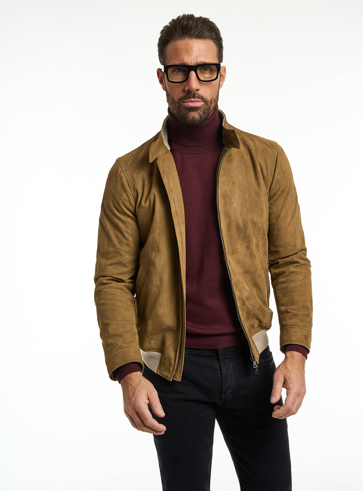 Jachetă Consiglieri cognac cu fermoar, maletă bordo și pantaloni negri