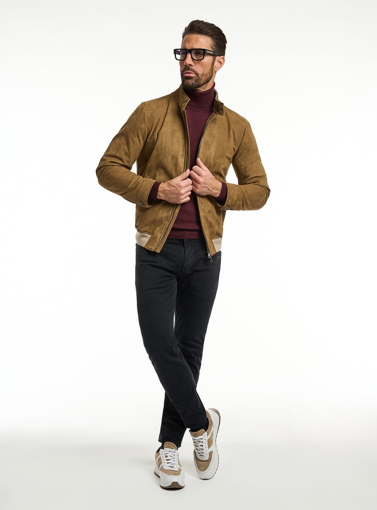 Jachetă Consiglieri cognac cu fermoar, maletă bordo și pantaloni negri
