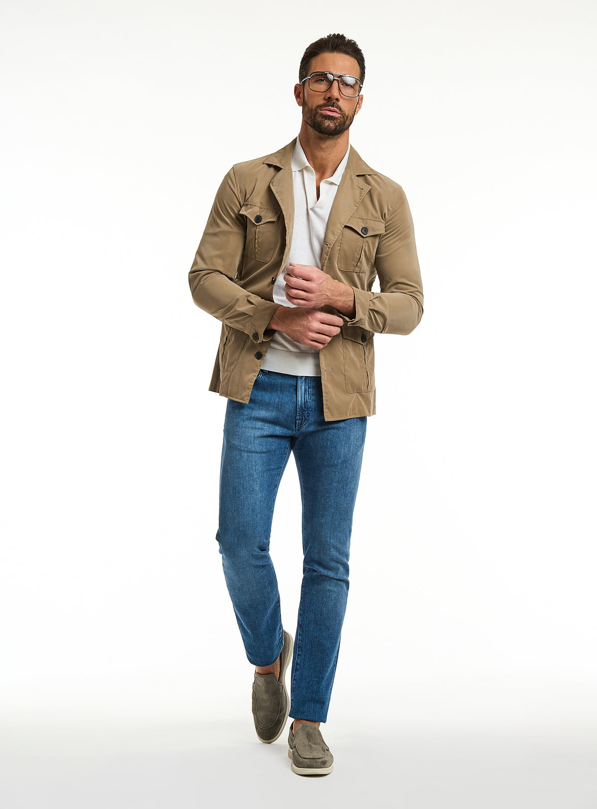 Jeans Consiglieri albaștri cu jachetă camel și polo ivoire