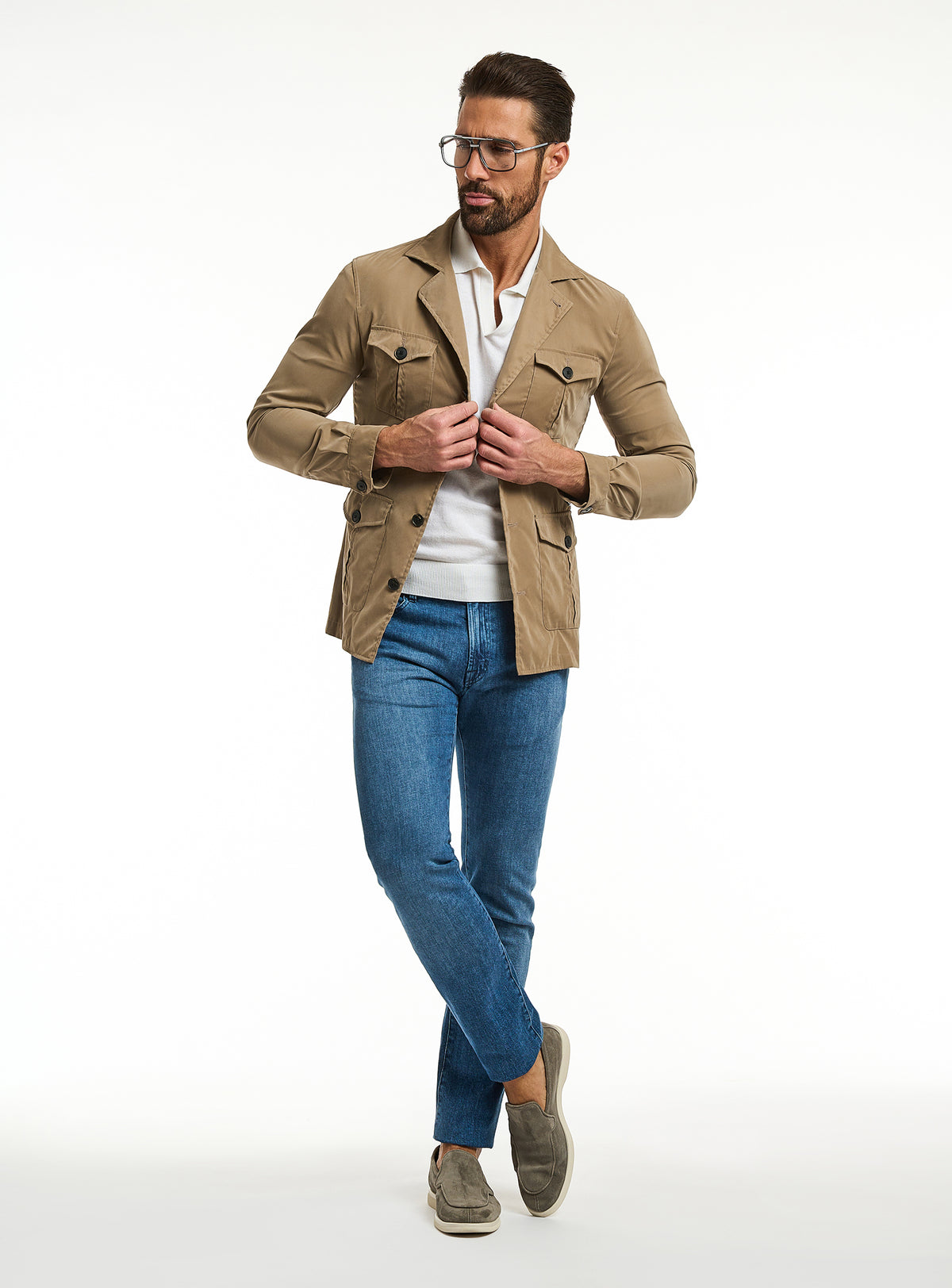 Jeans Consiglieri albaștri cu jachetă camel și polo ivoire