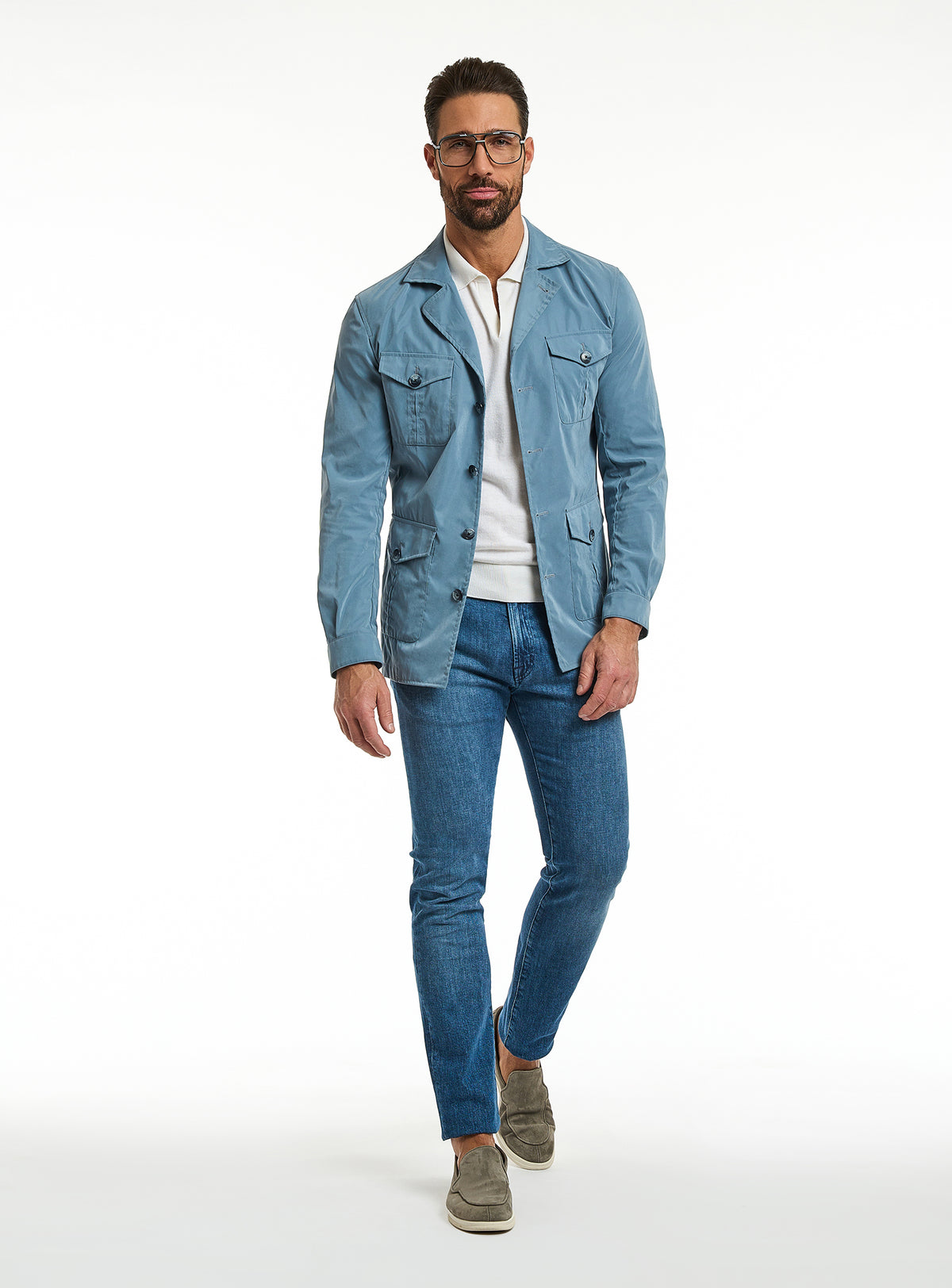 Jeans Consiglieri albaștri cu jachetă albastru deschis și tricou alb