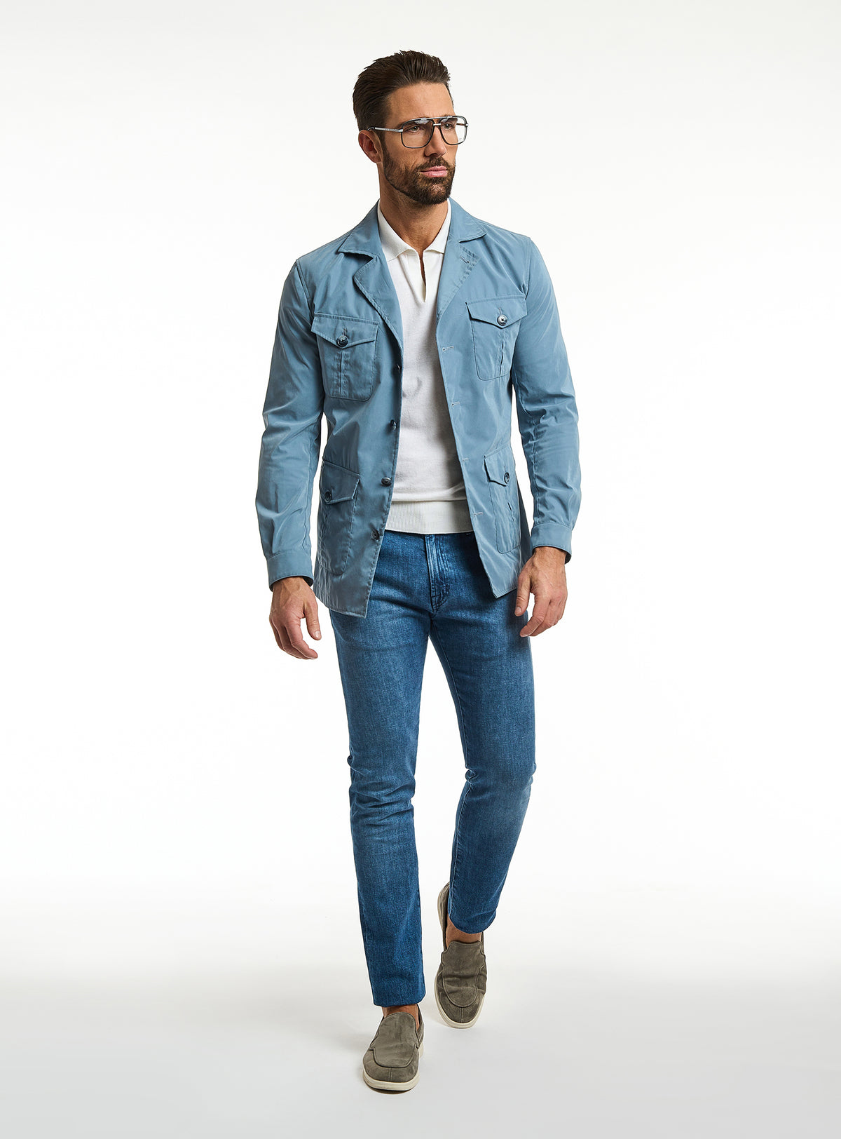 Jeans Consiglieri albaștri cu jachetă albastru deschis și tricou alb