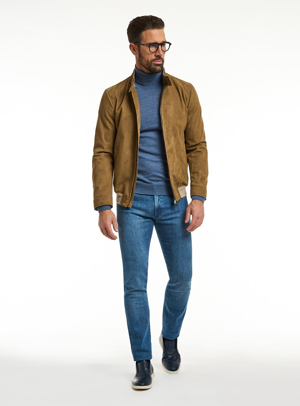 Jachetă Consiglieri cognac cu fermoar, maletă albastră și jeans albaștri