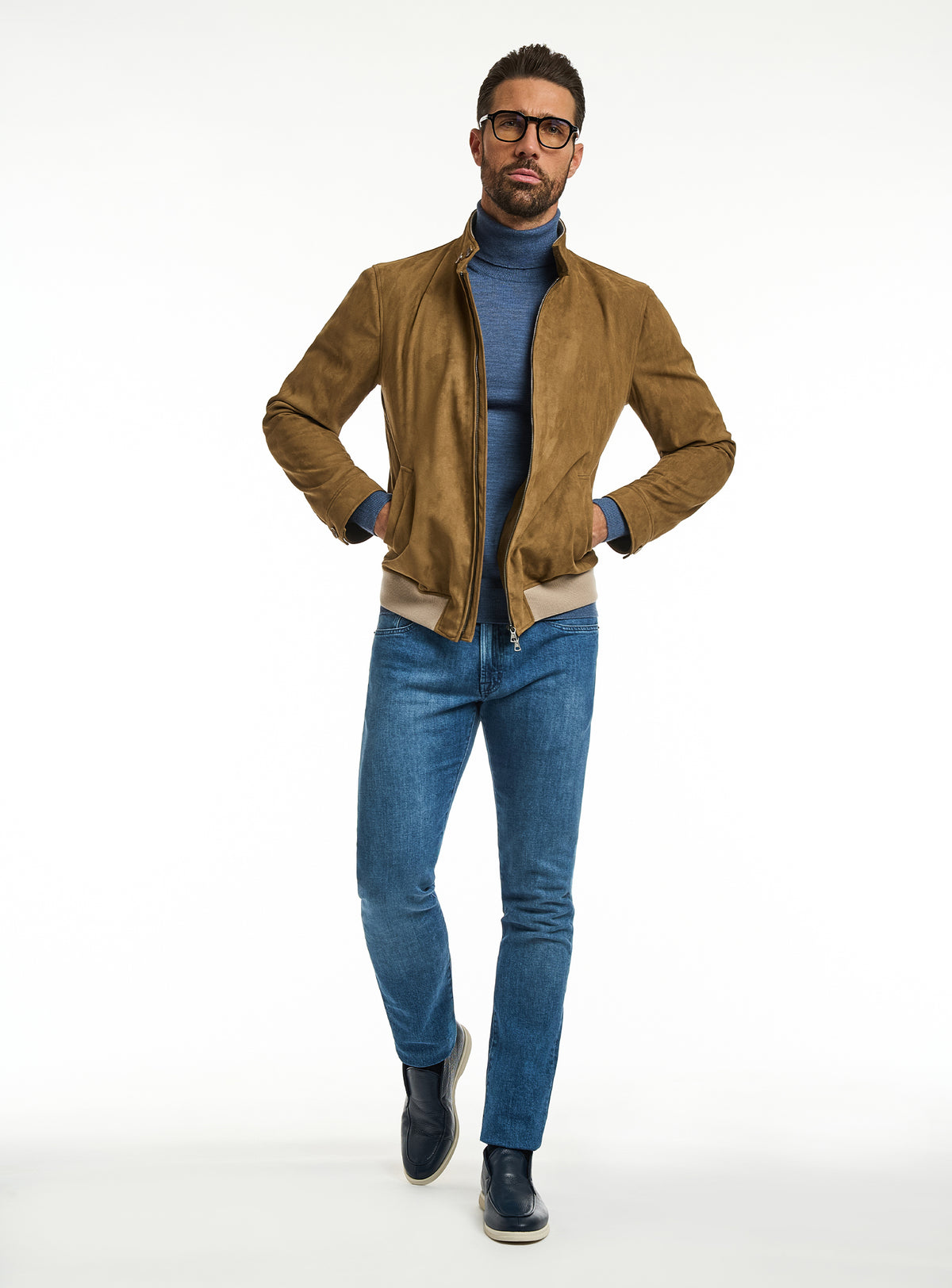 Jachetă Consiglieri cognac cu fermoar, maletă albastră și jeans albaștri