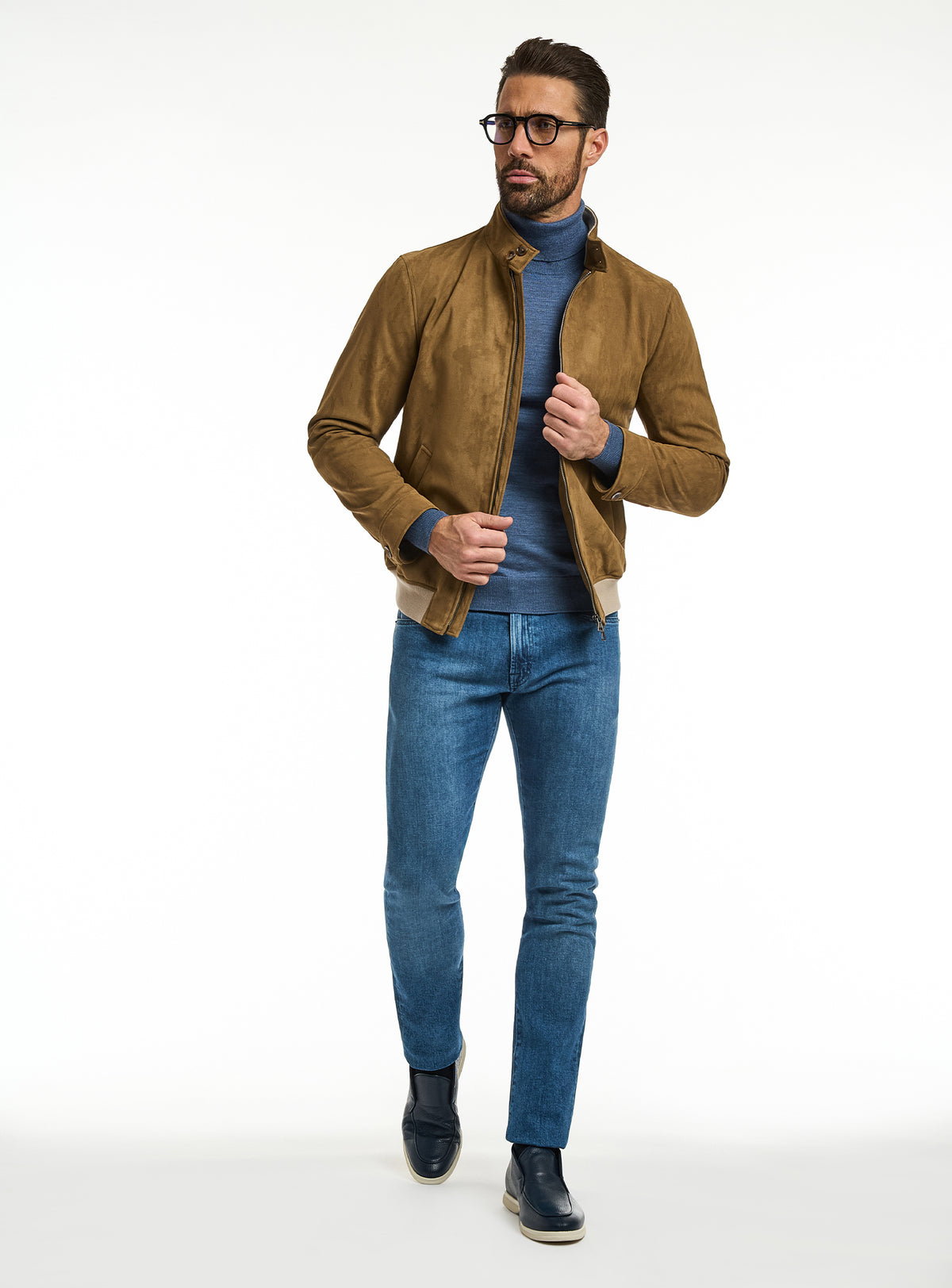 Jachetă Consiglieri cognac cu fermoar, maletă albastră și jeans albaștri