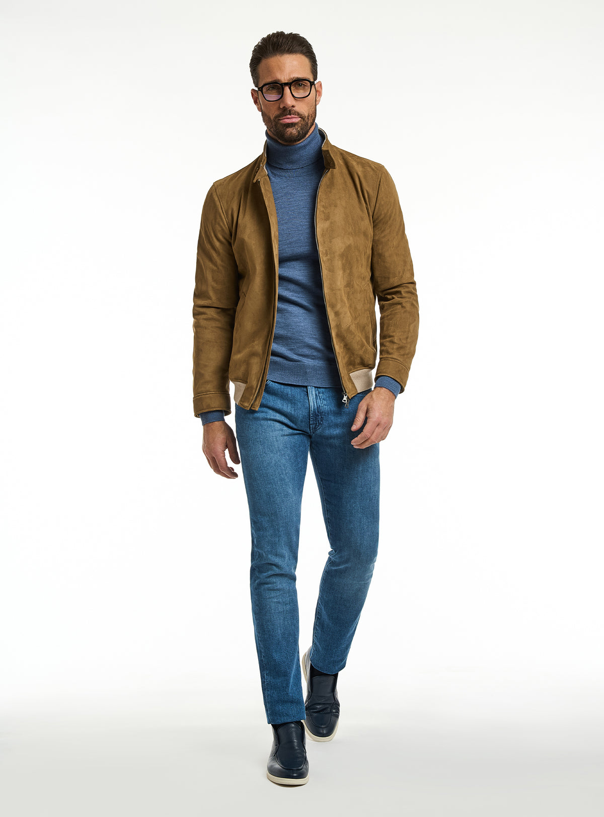 Jachetă Consiglieri cognac cu fermoar, maletă albastră și jeans albaștri