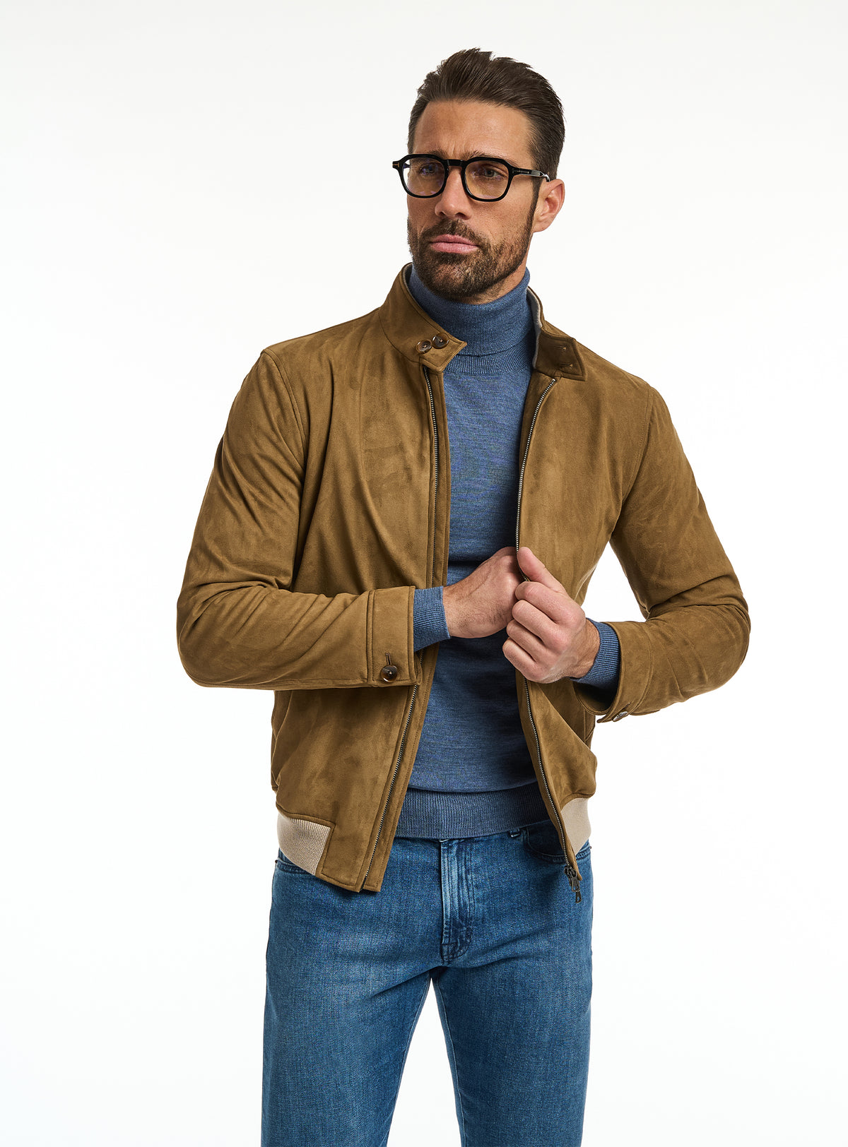 Jachetă Consiglieri cognac cu fermoar, maletă albastră și jeans albaștri
