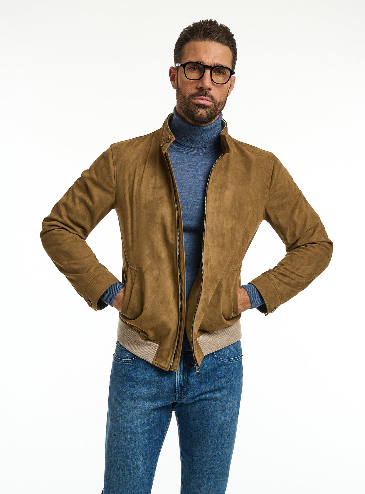 Jachetă Consiglieri cognac cu fermoar, maletă albastră și jeans albaștri