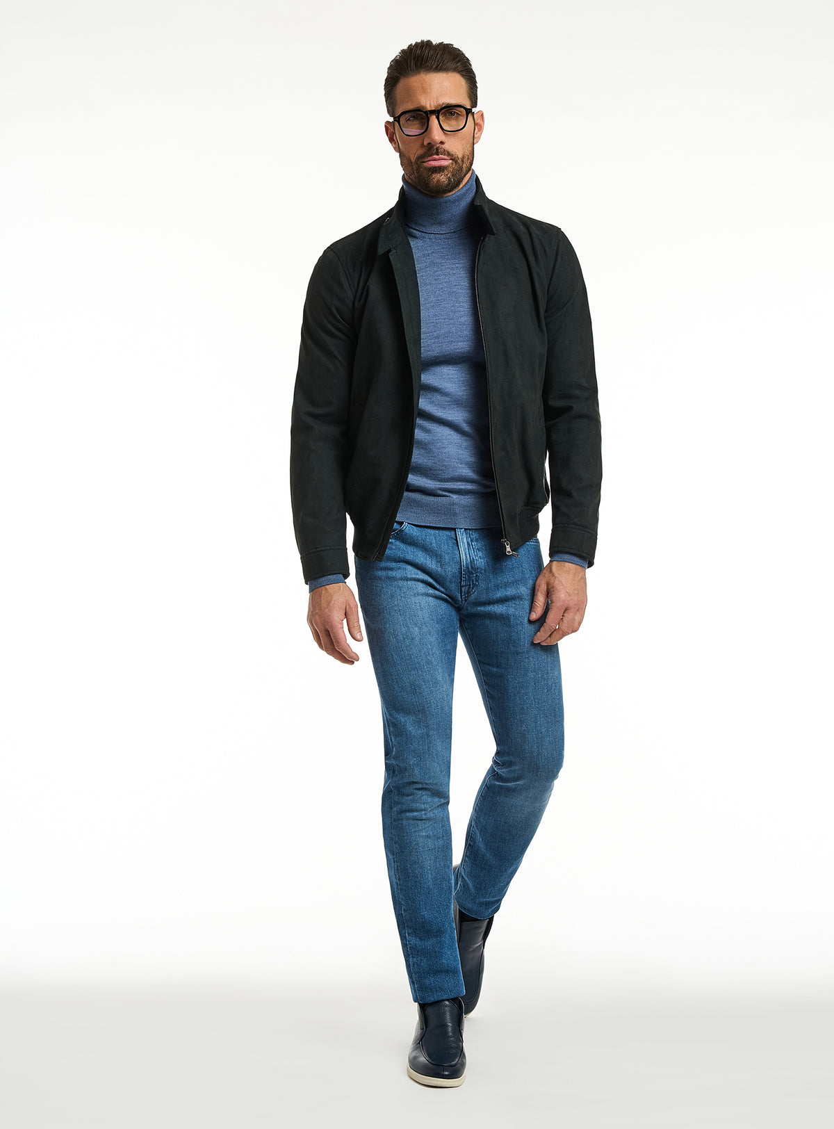 Jachetă Consiglieri verde închis cu fermoar, maletă albastră și jeans albaștri