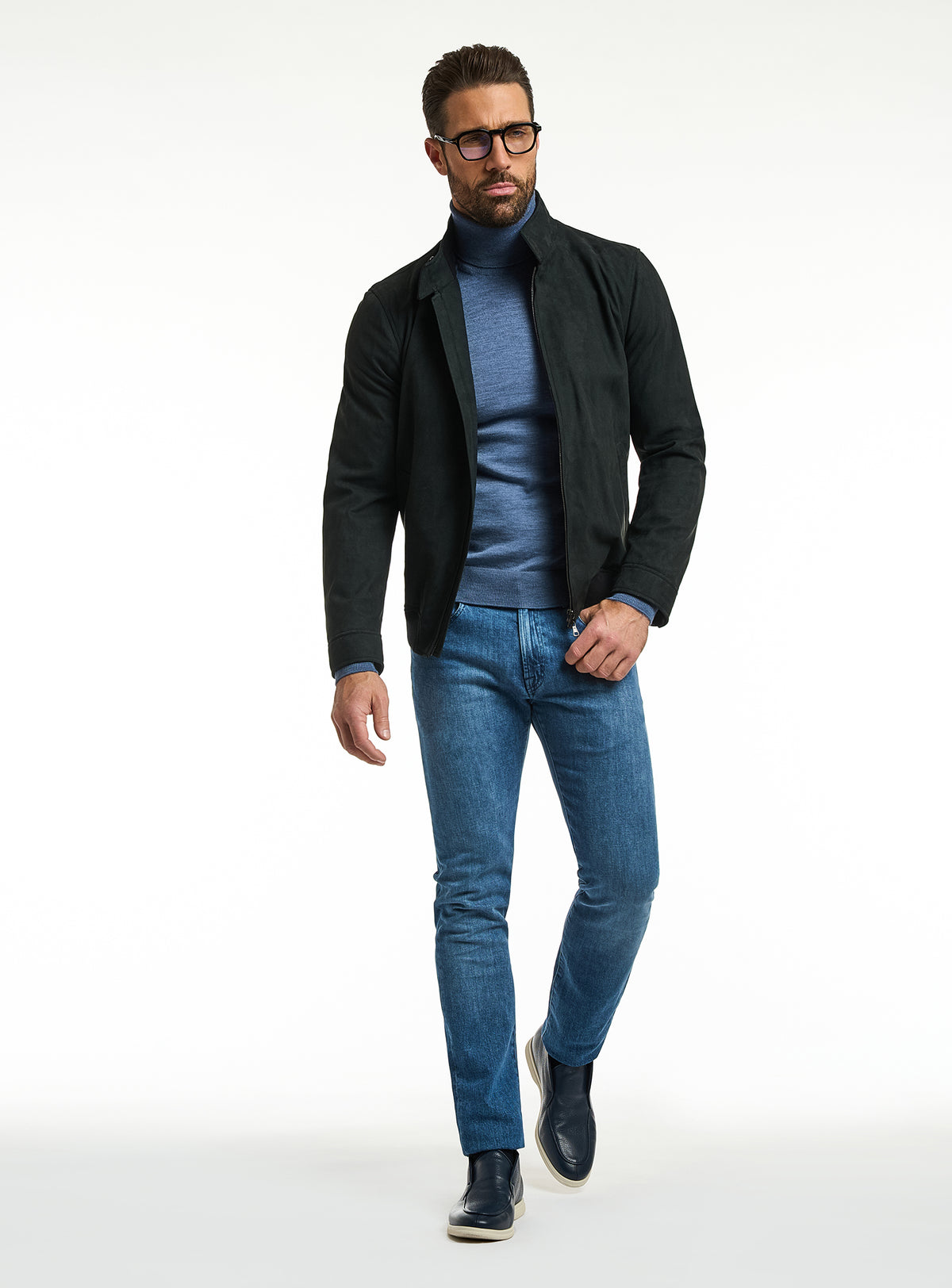 Jachetă Consiglieri verde închis cu fermoar, maletă albastră și jeans albaștri