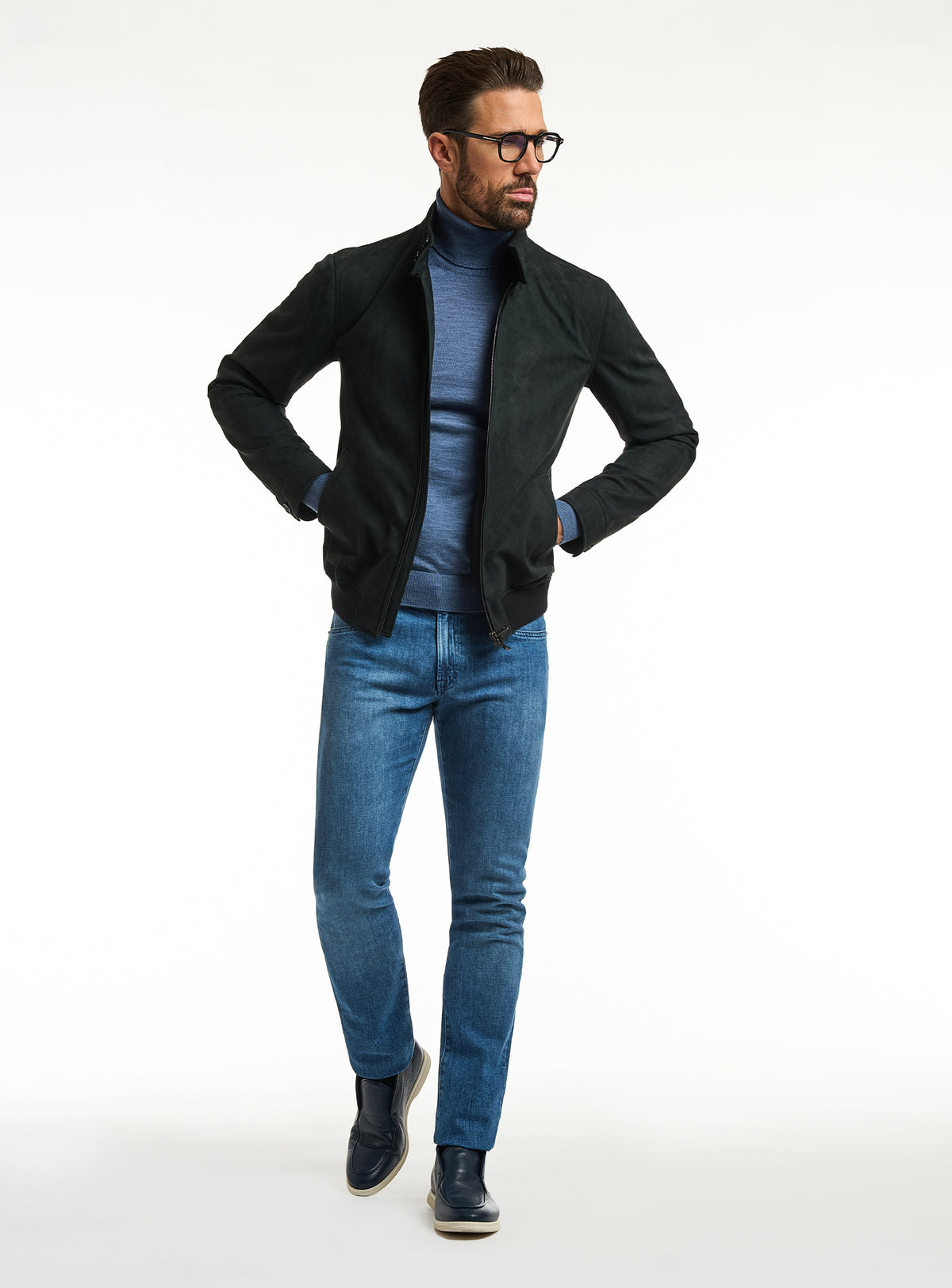 Jachetă Consiglieri verde închis cu fermoar, maletă albastră și jeans albaștri