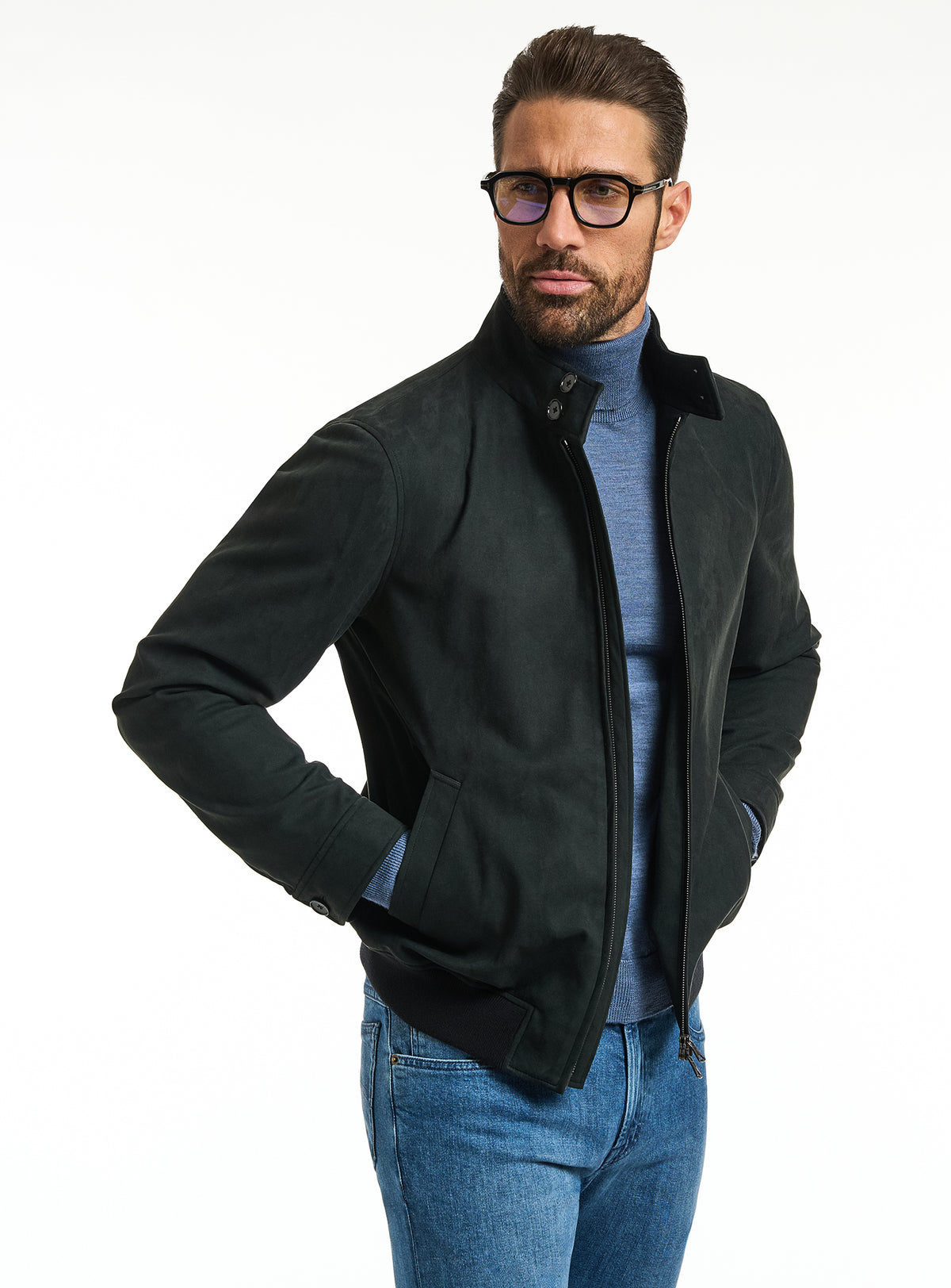 Jachetă Consiglieri verde închis cu fermoar, maletă albastră și jeans albaștri