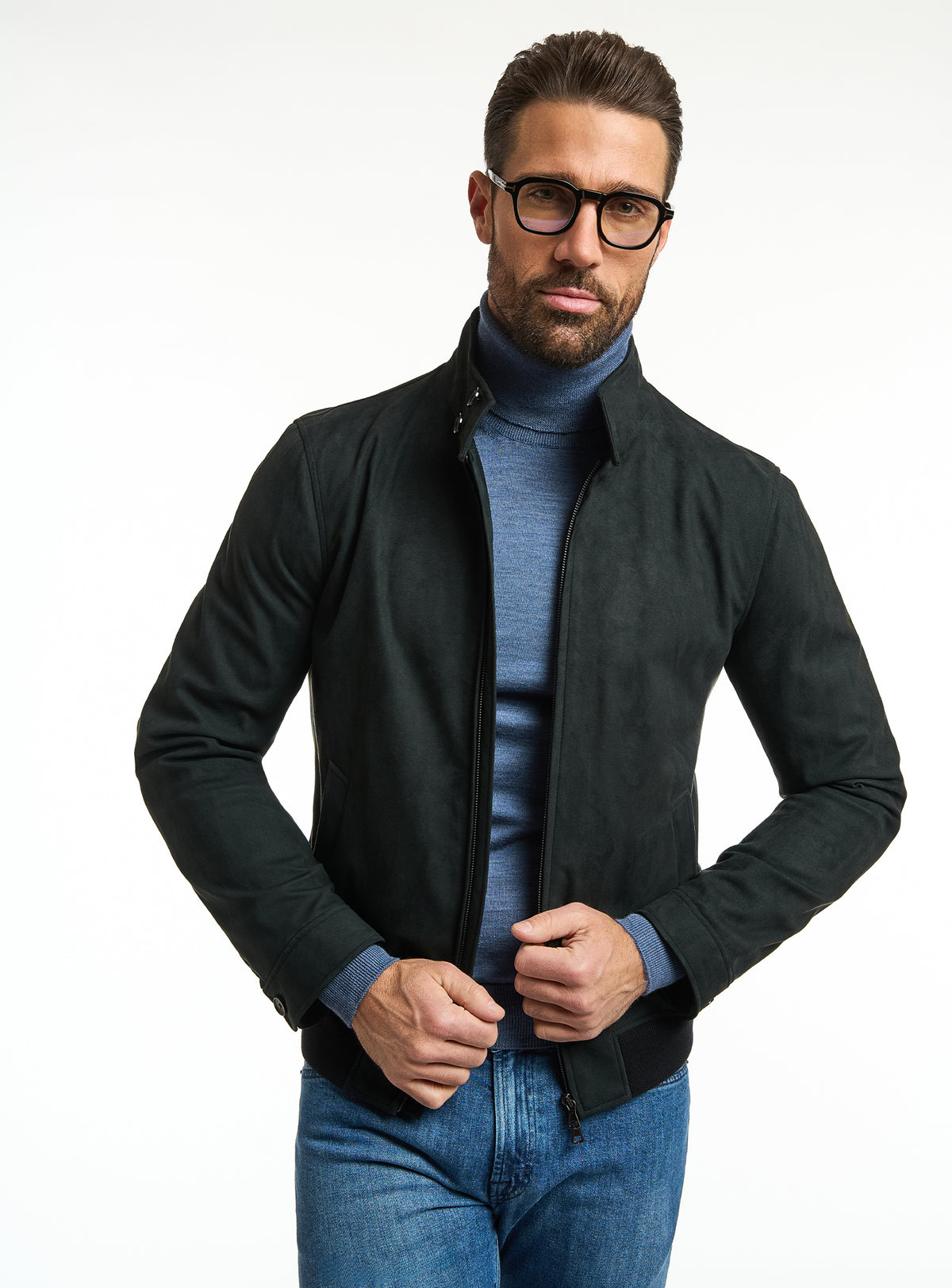 Jachetă Consiglieri verde închis cu fermoar, maletă albastră și jeans albaștri