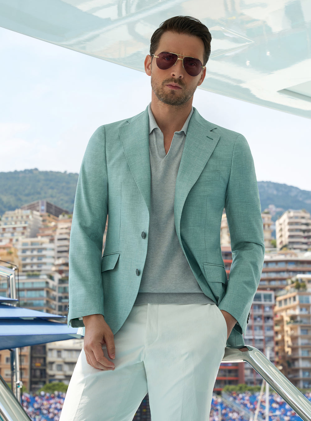 Sacou verde mentă Consiglieri, cu tricou polo deschis și pantaloni albi