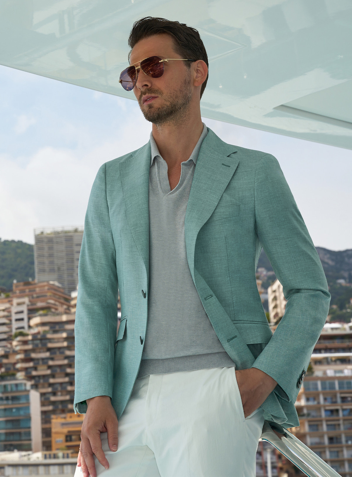 Sacou verde mentă Consiglieri, cu tricou polo deschis și pantaloni albi
