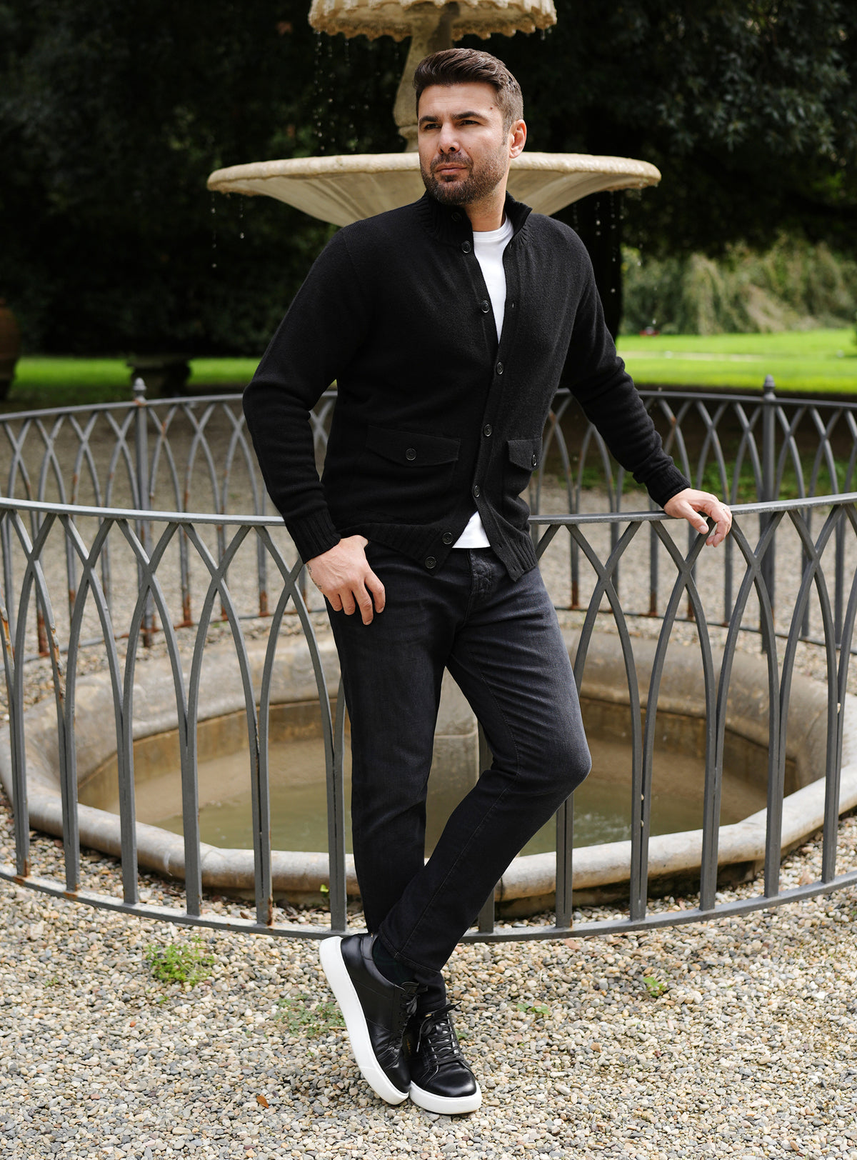 Cardigan negru Consiglieri cu guler înalt, purtat cu pantaloni negri