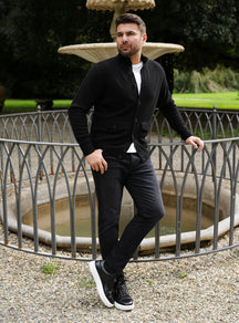 Cardigan negru Consiglieri cu guler înalt, purtat cu pantaloni negri