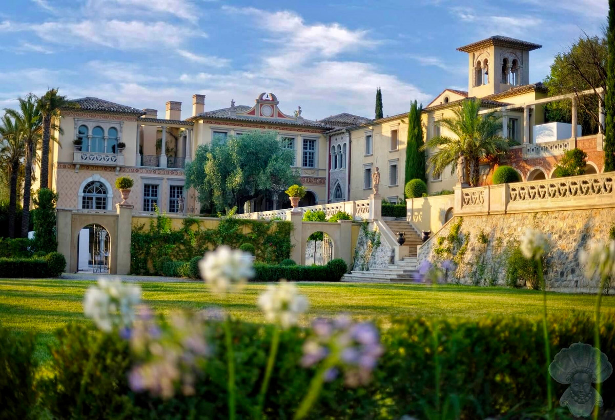 Fațada Château Diter, privită din grădina cu piscină