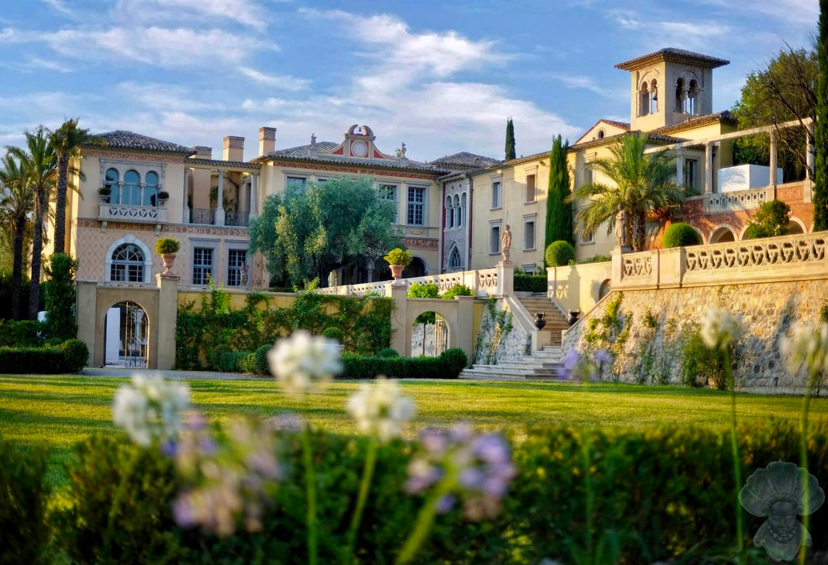 Fațada Château Diter, privită din grădina cu piscină