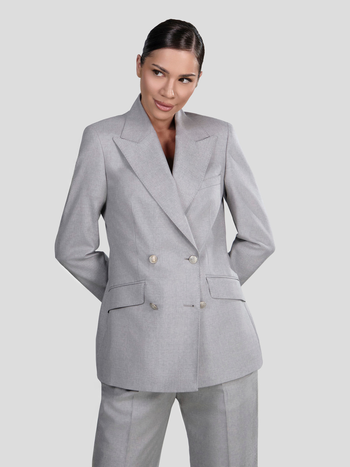 Costum de damă gri deschis Consiglieri DONNA, cu sacou la două rânduri de nasturi și pantaloni largi