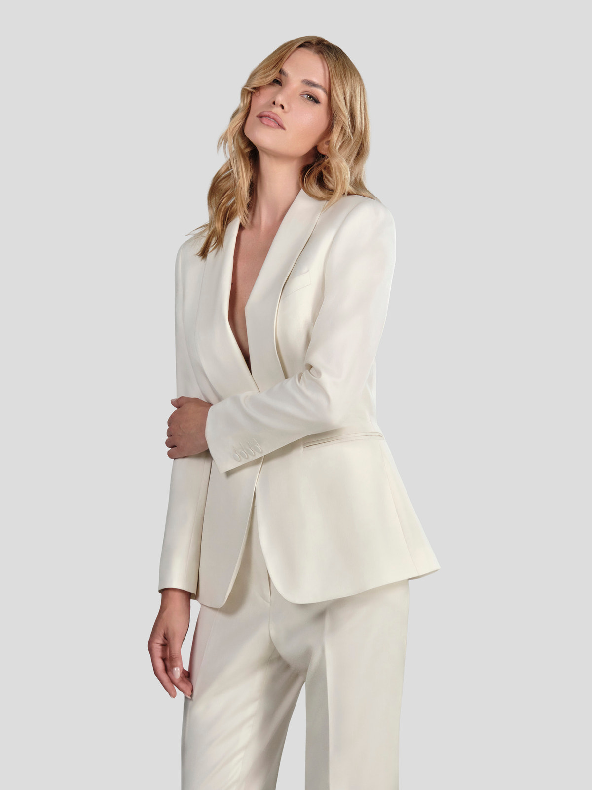 Costum de damă ivoire Consiglieri DONNA, cu sacou cu rever șal și pantaloni conici