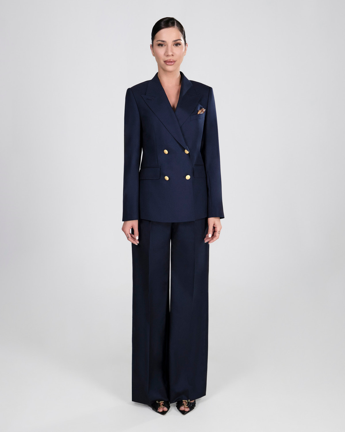 Costum de damă bleumarin Consiglieri DONNA, cu sacou cu nasturi aurii și pantaloni largi