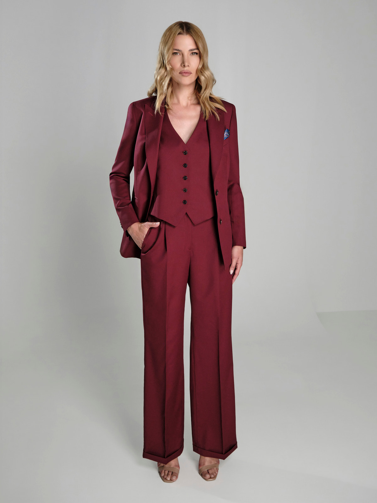 Costum de damă bordo Consiglieri DONNA în trei piese, cu vestă și pantaloni largi