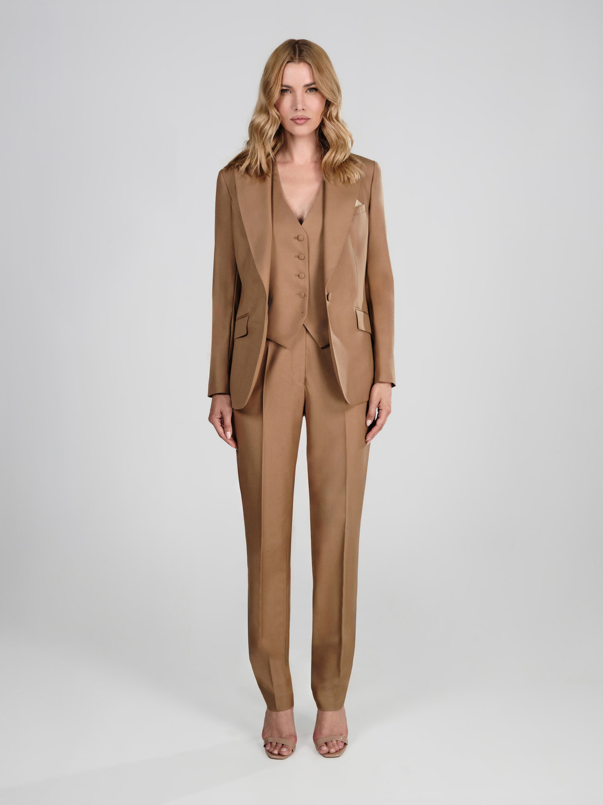 Costum de damă camel Consiglieri DONNA în trei piese, cu sacou, vestă și pantaloni asortați