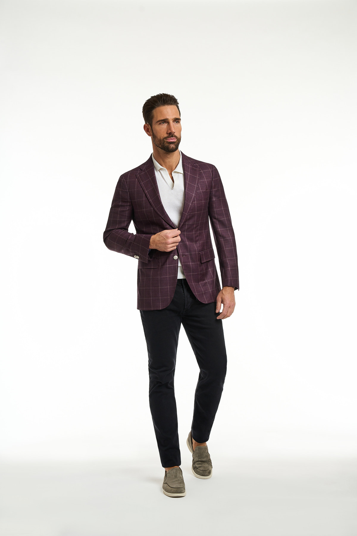 Jeans Consiglieri negri cu sacou bordo și cămașă albă