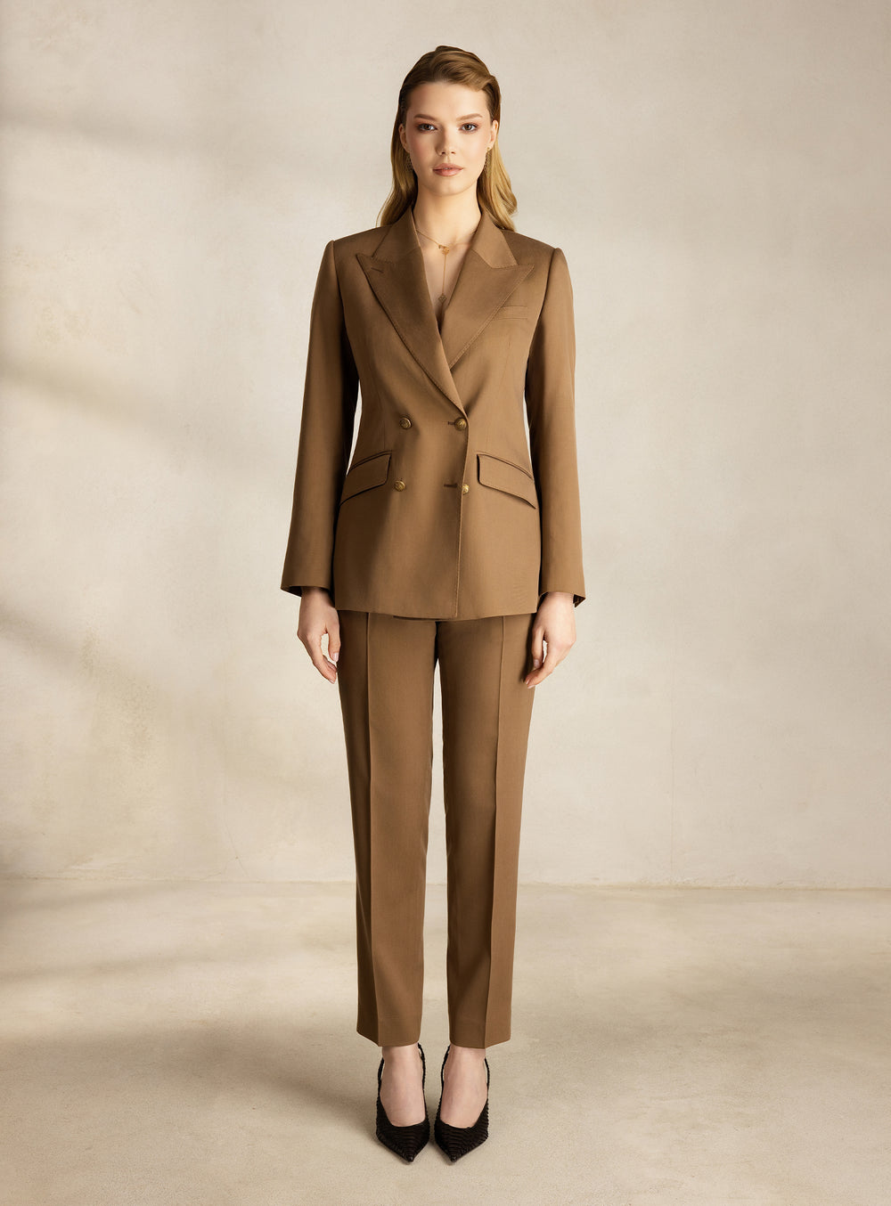 Costum camel Consiglieri DONNA, cu sacou la două rânduri de nasturi și pantaloni conici