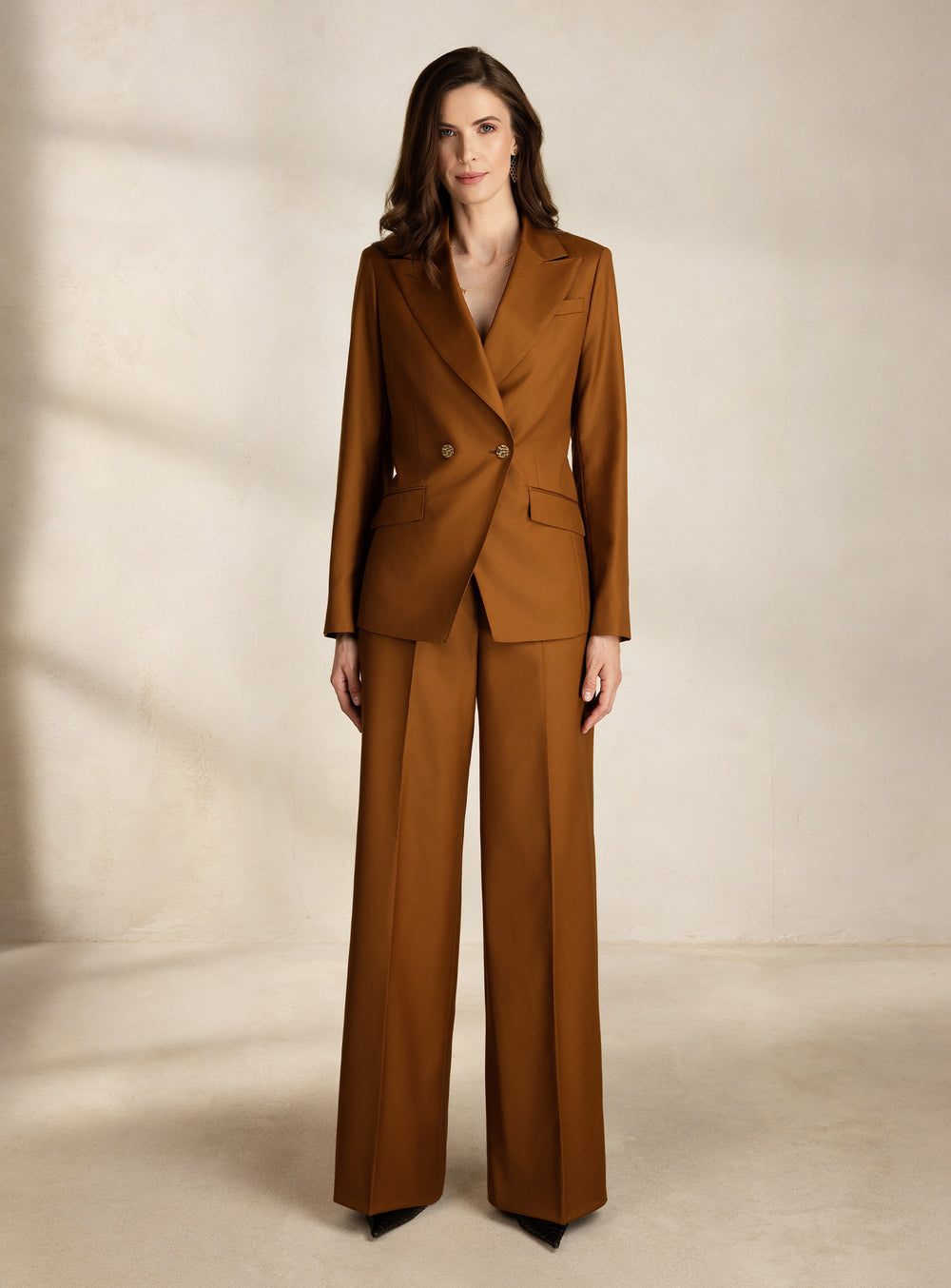 Costum caramel Consiglieri DONNA, cu sacou cambrat și pantaloni largi