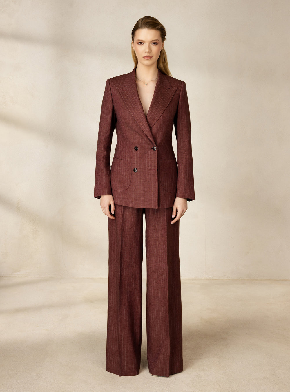 Costum bordo Consiglieri DONNA cu dungi fine, sacou la două rânduri de nasturi și pantaloni largi