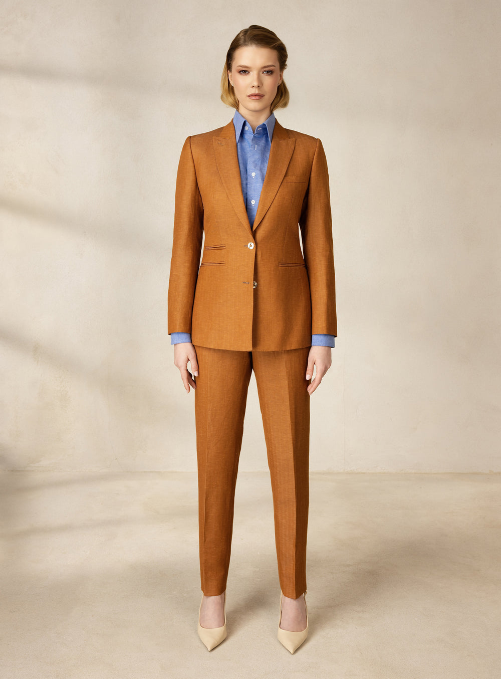 Costum caramel Consiglieri DONNA cu sacou cambrat, pantaloni conici și cămașă bleu
