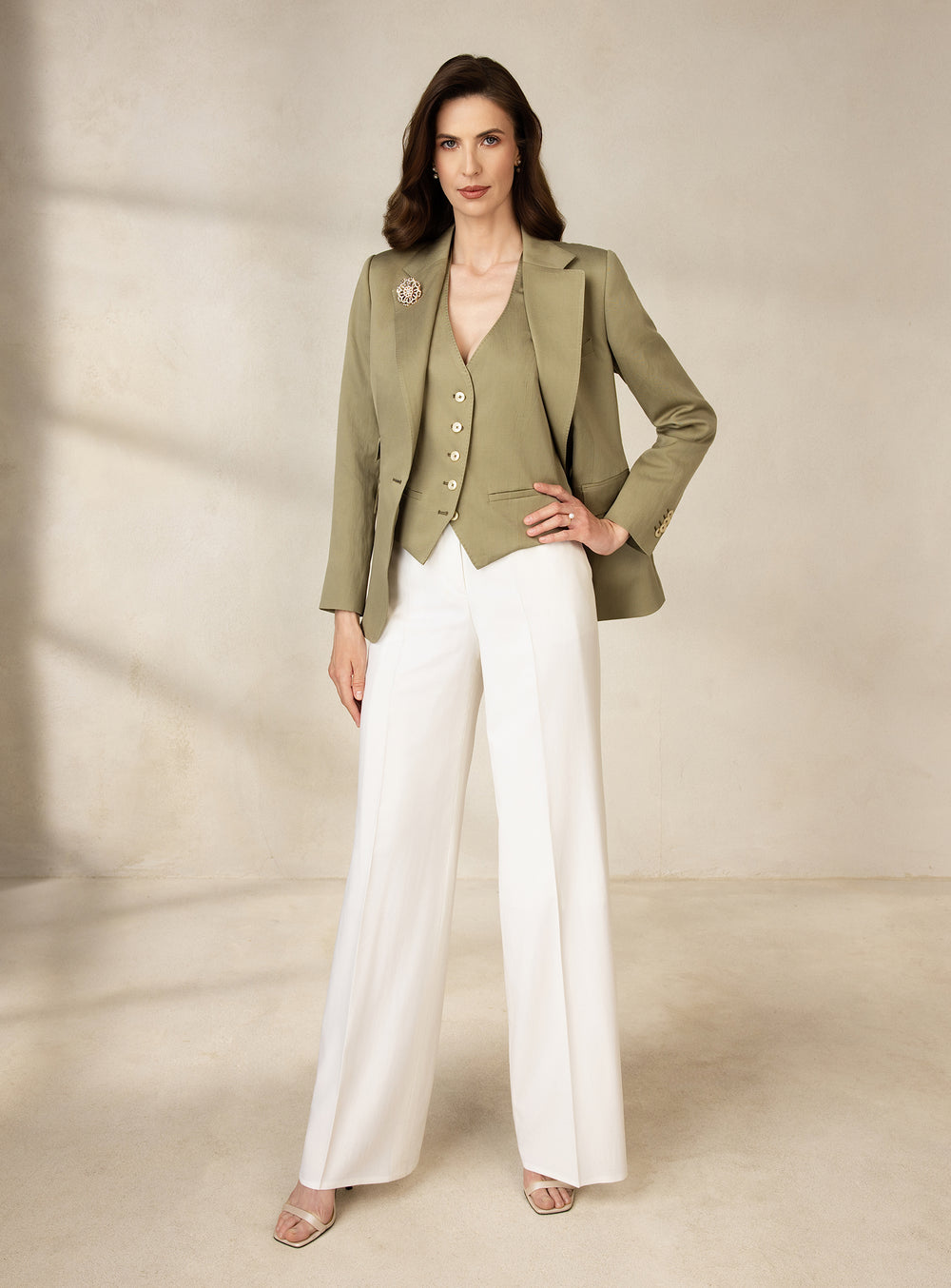 Sacou și vestă verde măsliniu Consiglieri DONNA, purtate cu pantaloni albi largi