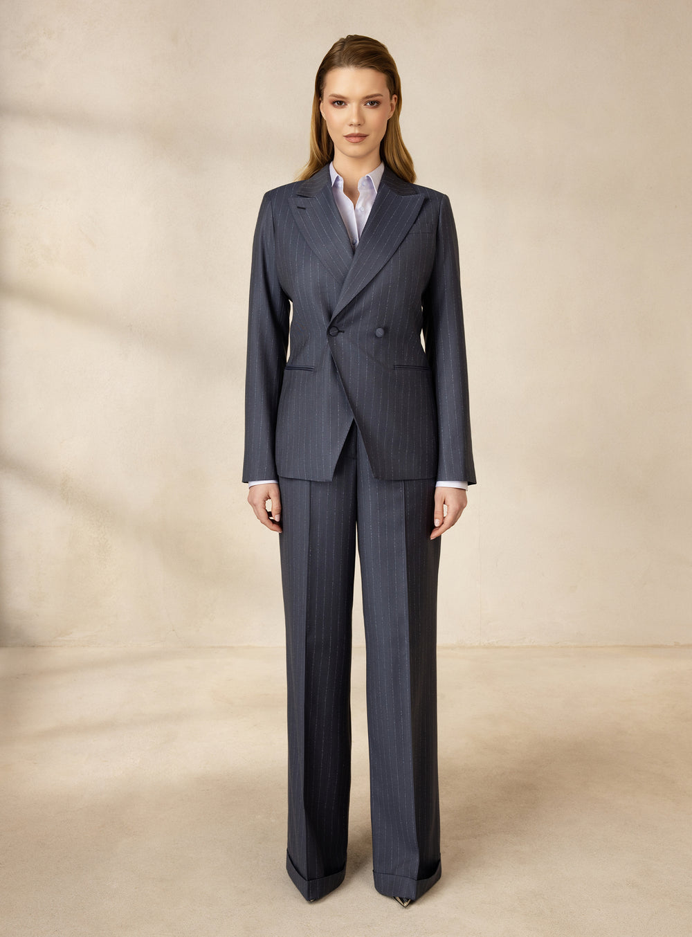 Costum gri-albastru Consiglieri DONNA cu dungi fine, sacou cambrat și pantaloni largi