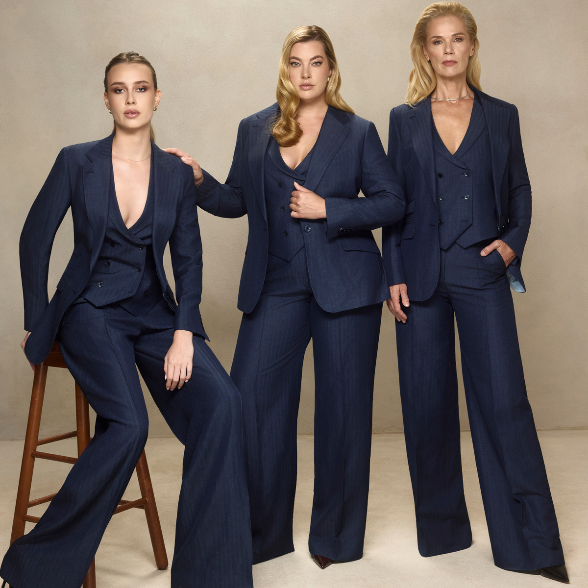 Trei ținute feminine bleumarin, cu sacouri și pantaloni
