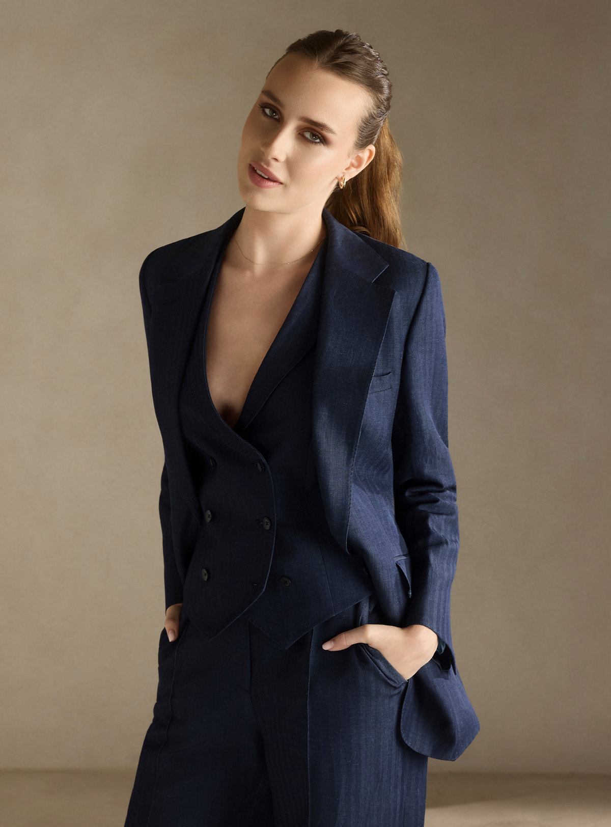 Costum bleumarin Consiglieri DONNA în trei piese, cu sacou cambrat, vestă și pantaloni largi
