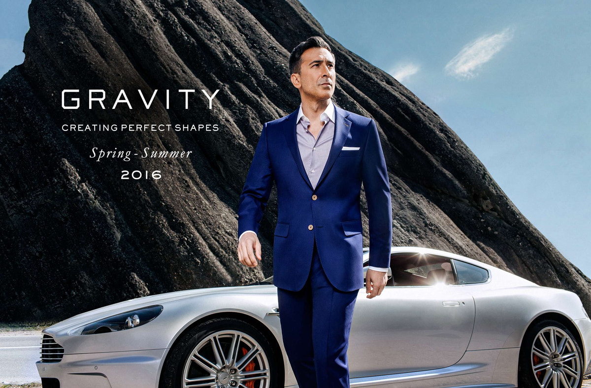 Campania Gravity, cu un costum albastru lângă un automobil sport alb