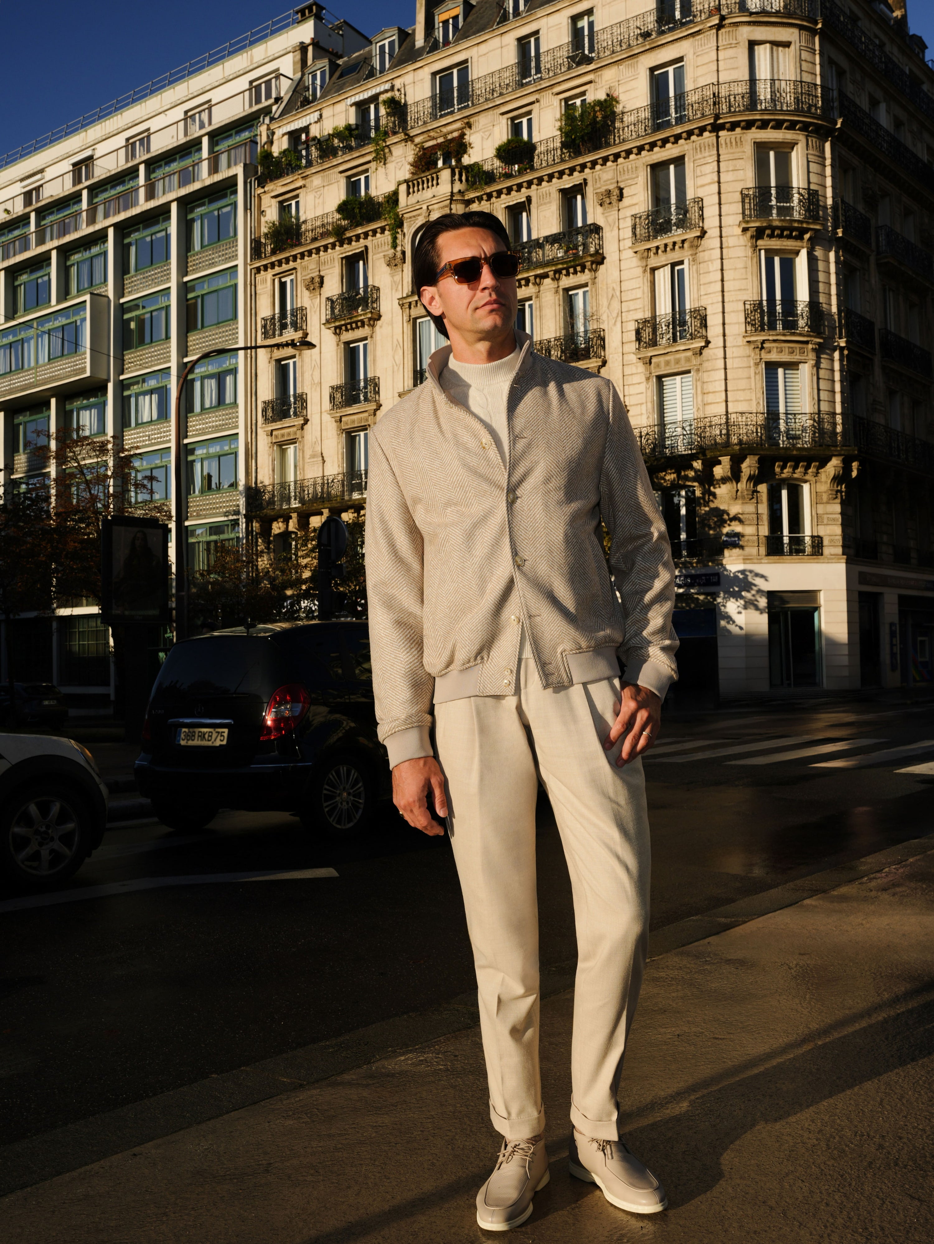 Look complet Consiglieri cu blouson texturat gri-bej într-un cadru urban