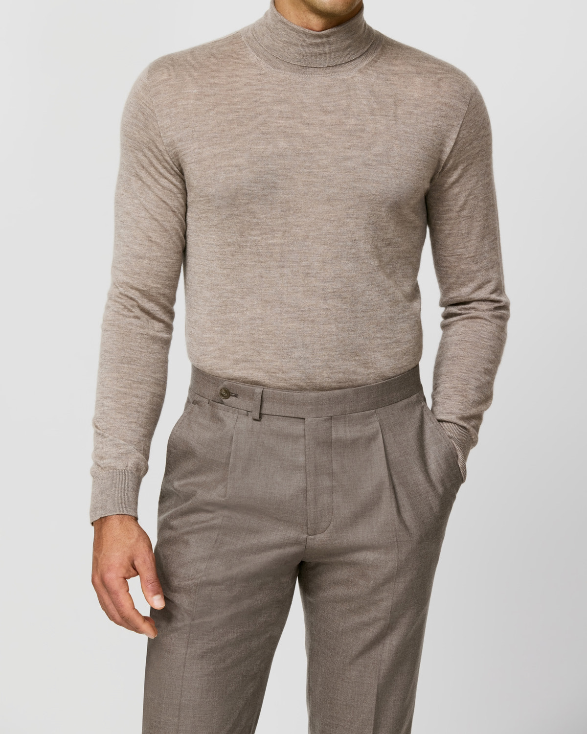 Maletă taupe Consiglieri, purtată cu pantaloni în aceeași nuanță
